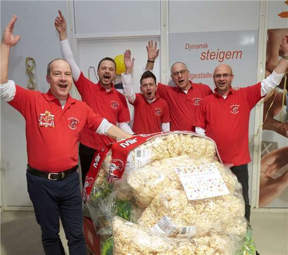 Süßigkeiten wohin das Auge reicht. Die Gewinner freuen sich sehr über das Wurfmaterial für den kommenden Karnevalsumzug. evm-Thomas Frey