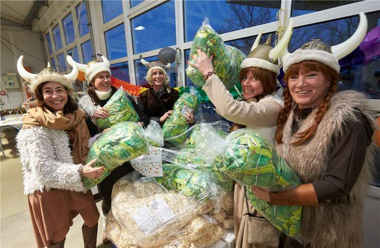 Süßigkeiten wohin das Auge reicht. Die Gewinner freuen sich sehr über das Wurfmaterial für den kommenden Karnevalsumzug. evm/Frey