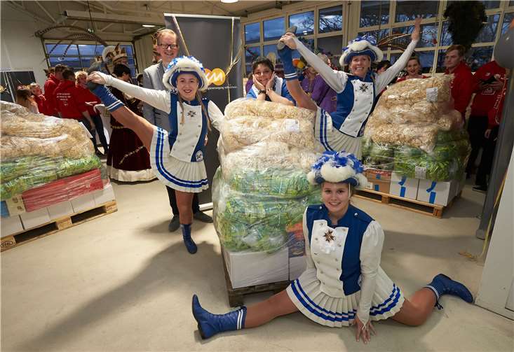 Süßigkeiten wohin das Auge reicht: evm-Sprecher Marcelo Peerenboom überreichte den Gewinnern Wurfmaterial für den kommenden Karnevalsumzug. Copyrights: evm/Thomas Frey