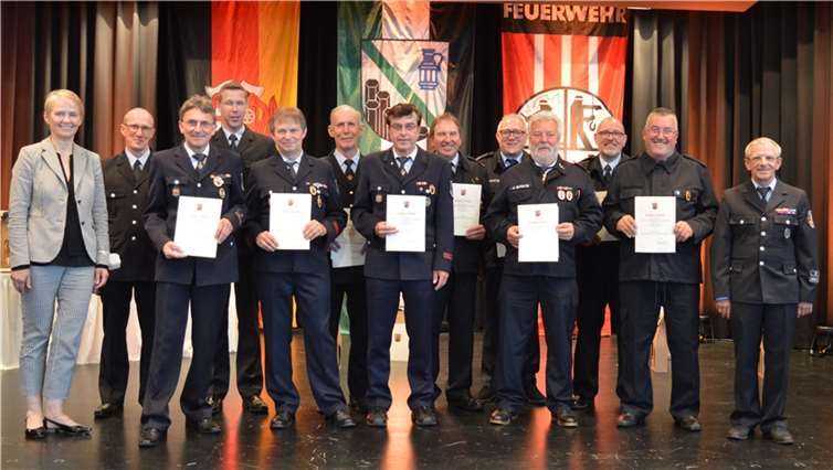 „Supergold“ wird das goldene Ehrenabzeichen für 45 Jahre Feuerwehrzughörigkeit auch genannt. An den beiden Teilen der Ehrenveranstaltung erhielten insgesamt 27 verdiente Aktive diese besondere Auszeichnung. Foto: VG Montabaur / Ingrid Ferdinand
