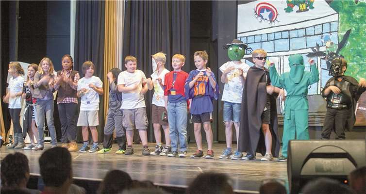 Superhelden feiern auch gerne, das wurde beim Bühnenfest in Berkum deutlich.