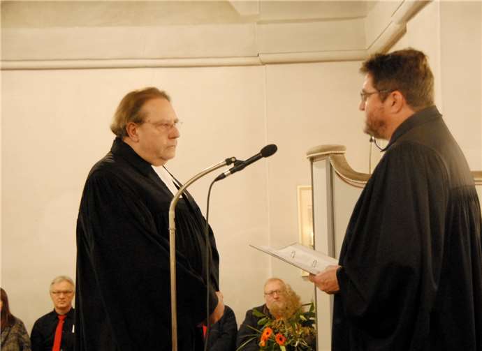 Superintendent Dirk Kowalski nahm die offizielle Verabschiedung des Pfarrers aus dem Kirchendienst vor.