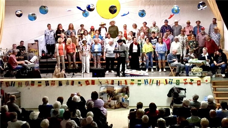 Superkonzertauftritt des Gesangverein Oberbieber mit dem Kirchenchor Cäcilia Waldbreitbach in der Paul-Schneider-Schule.  Foto: Hans Hartenfels