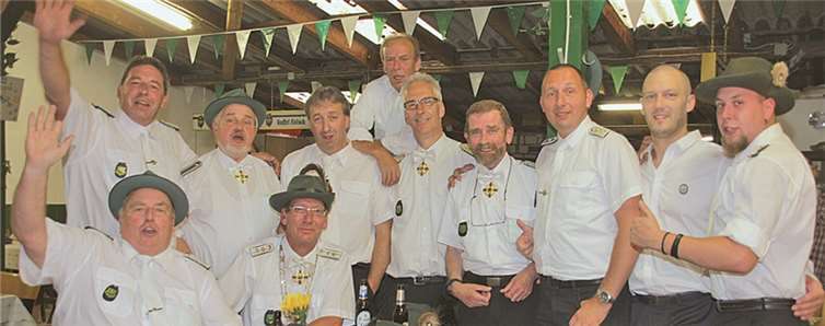 Superstimmung herrscht bei den Schützen der Wormersdorfer Schützenbruderschaft beim Königsschießen 2014. Der neue Schützenkönig ist Patrick Karow, (1.v.r.). -STEIN-
