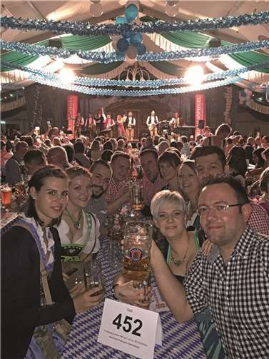 Superstimmung in der weiß-blauen Cochemer Bierarena: Zu original bayerischem Wies`n-Bräu und toller Musik von „Allgäuwild“ ließ es sich hervorragend feiern.