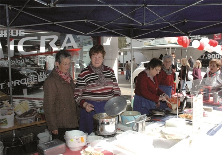 Suppe und Waffeln servierte der Arbeitskreis katholischer und evangelischer Frauen zugunsten der Aktion Friedensdorf.