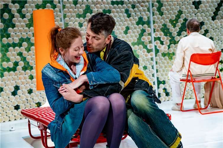 Susan und Charlie betreuen Raymond. Ob das wohl gut geht?Foto: Schlosstheater/Landesbühne