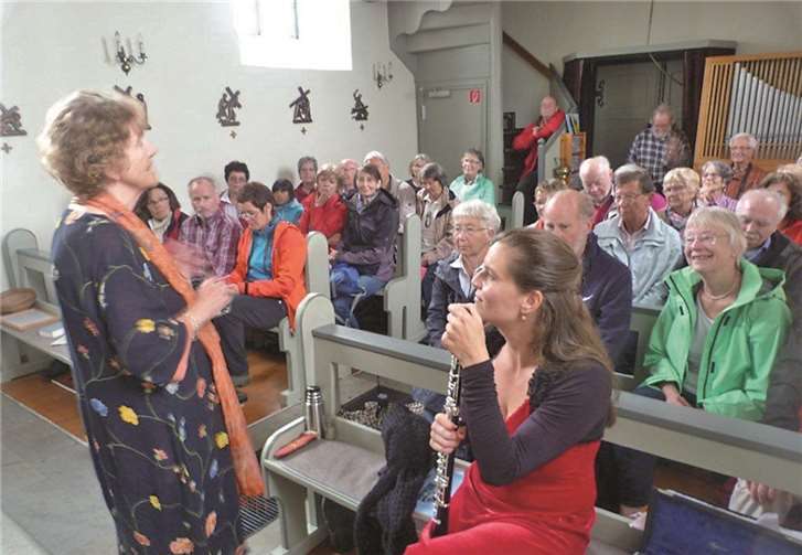 Susann Scheibling in der Raaff-Kapelle in Holzem und die Lyrikerin Ursula Contzen (re.).