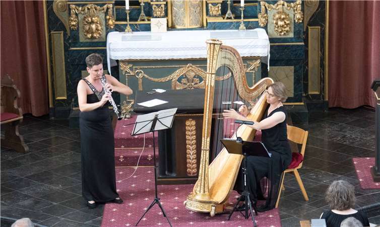 Susann Scheibling (li.) und Andrea Thiele schenkten den Wachtbergern einen wunderbaren Start in die Kulturwochen. CEW