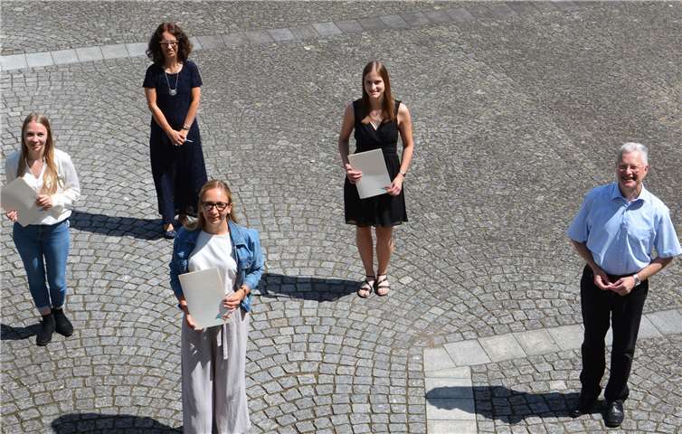 Susanne Braun, stv. Abteilungsleiterin Ruth Carl, Saskia Heß, Laura Perabo und Landrat Frank Puchtler. Foto: