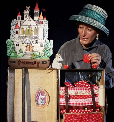 Susanne End mit ihrem Figurentheater. privat