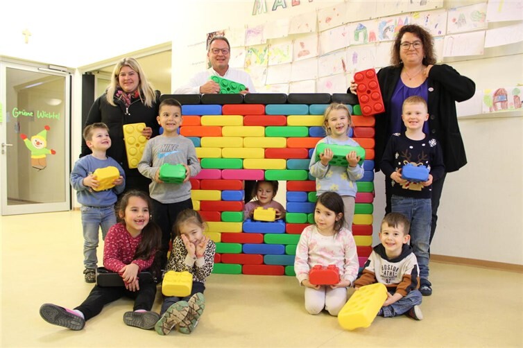 Susanne Flach, Silvia Allar und Peter Heumann freuen sich mit den Kindern über die neuen Bausteine.Foto: Lea Girgert 