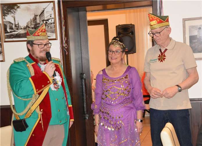 Susanne Girolstein (Mitte) nahm die Ehrung stellvertretend für ihren erkrankten Mann Eddy von Kommandeur Tim Herrmann entgegen.