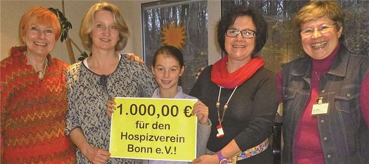 Susanne Gundelach (l.) und Inge Ilgner (r.) vom Hospizverein freuen sich über die von (v.l.n.r.) Monika Simons, Ann-Sophie Iperen und Ulrike Brücken überreichte Spende. privat