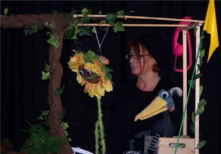 Susanne Hildebrandt begeistert mit ihren Puppen die Kinder und bringt ihnen dabei die Mülltrennung näher. privat