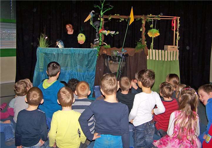 Susanne Hildebrandt begeistert mit ihren Puppen die Kinder und bringt ihnen dabei die Mülltrennung näher.