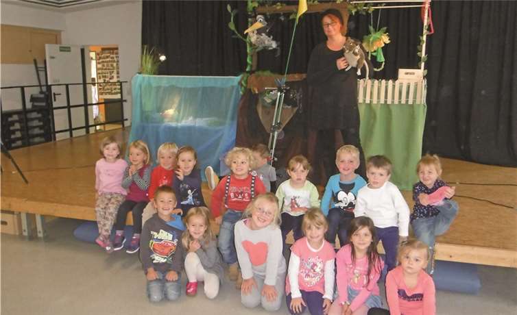 Susanne Hildebrandt brachte den Kindern spielerisch die Mülltrennung bei.privat