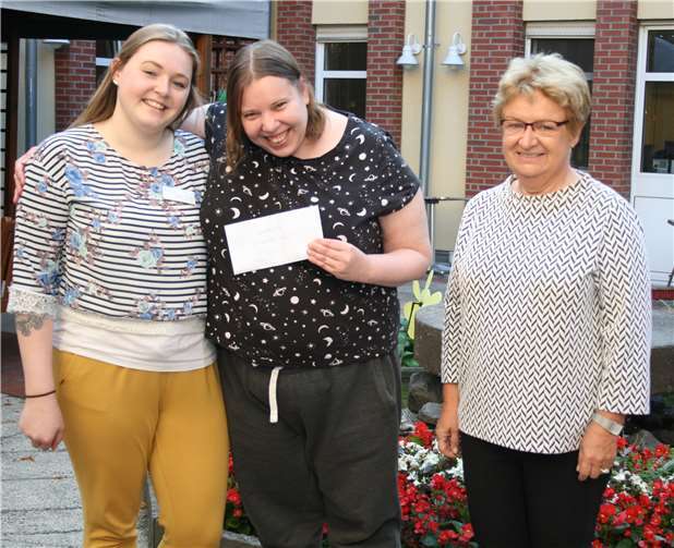 Susanne Hospes freut sich, dass von ihrer Spende ein Kind ein Jahr lang zur Schule gehen kann. Mit ihr freuen sich Krankenhausoberin Therese Schneider und Heilerziehungspflegerin Alina Schütz. Foto: Andrea Schulze