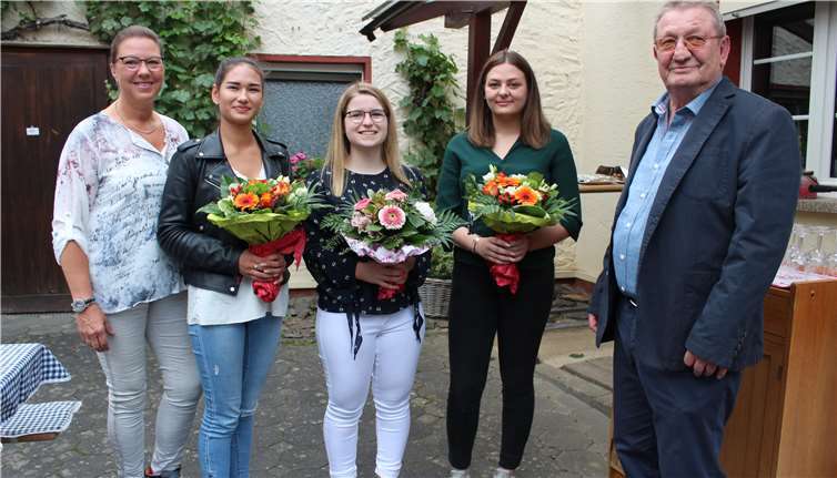 Susanne Kirsch-Holler und Dieter Kutscher mit den neuen Weinmajestätinnen Weinkönigin Michaela (Mitte) mit ihren Prinzessinnen Annika (l.) und Annabell (r.). wite