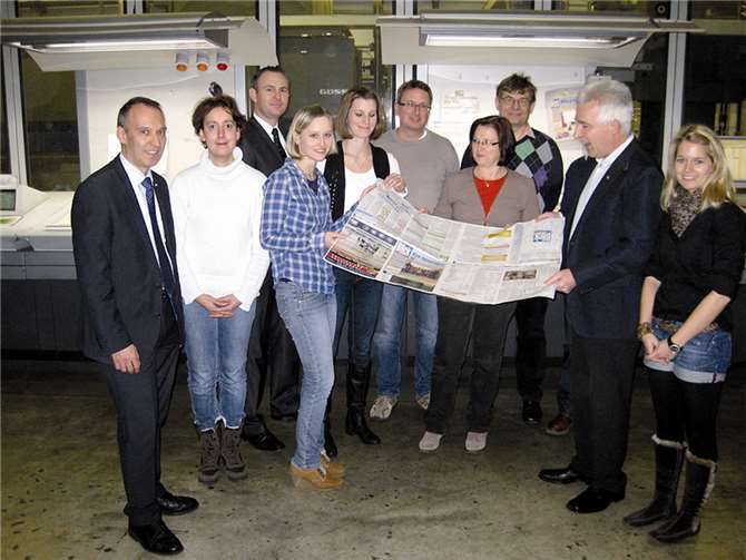 Susanne Krupp (r.) und Peter Krupp (2.v.r.) führten Lehrer und Wirtschaftsjunioren durch das Krupp Medienzentrum.  WJ Rhein-Ahr