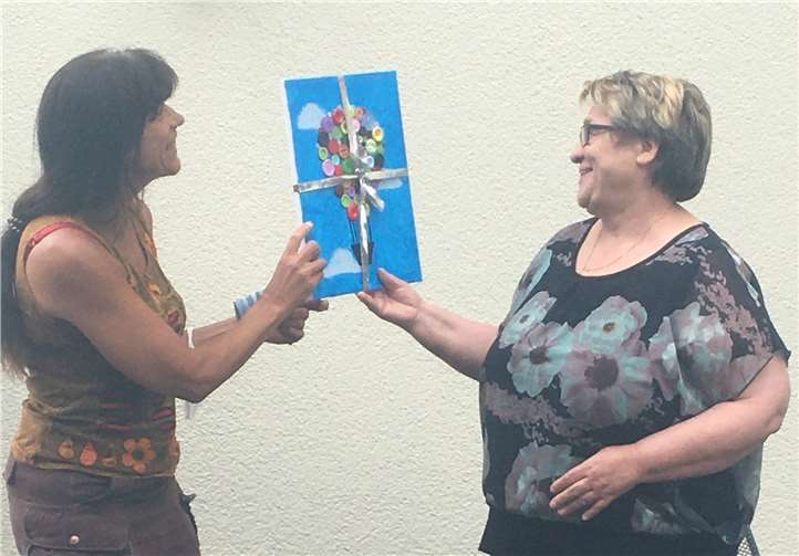 Susanne Lauer (links) überreichte Lisa Moor ein Präsent zum Abschied. Foto: privat