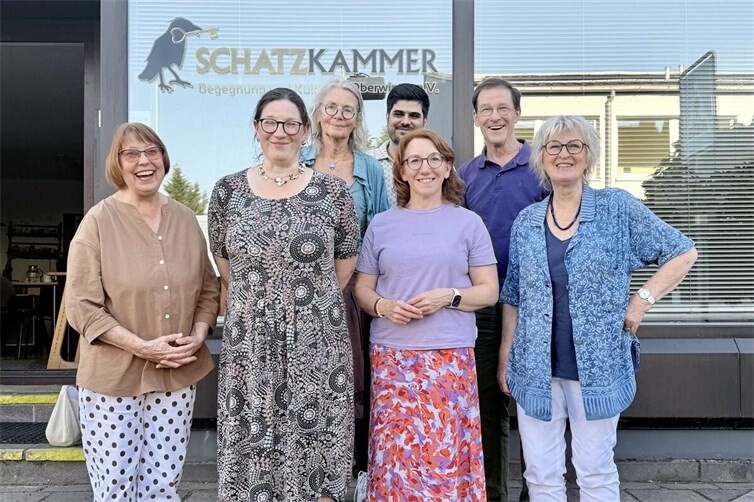 Susanne Müller (3.v.r.) mit Engagierten der Schatzkammer Oberwinter e.V.