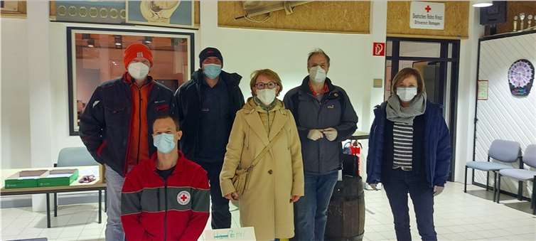 Susanne Müller (3.v.re.) während ihres Besuches in der Remagener Corona-Teststelle.Foto: privat