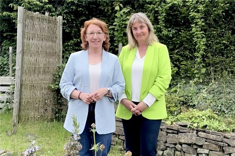Susanne Müller, MdL (links), Schulleiterin Marion Schnitzler