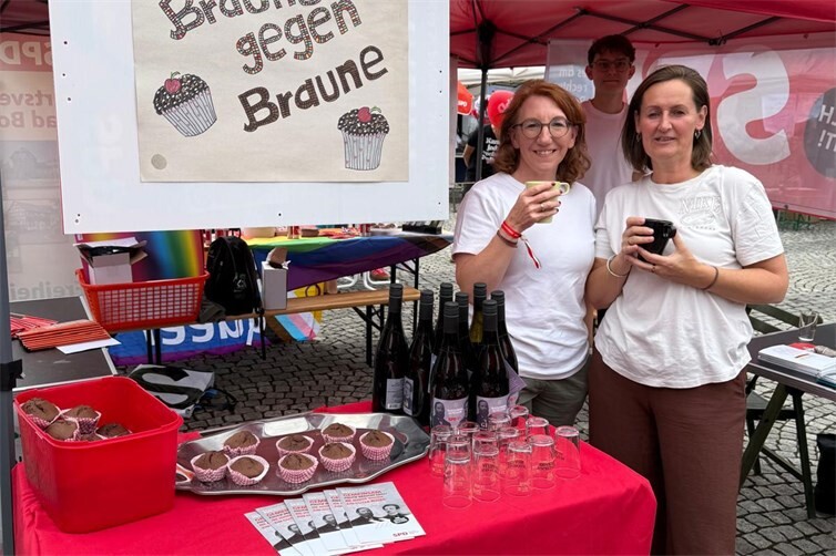 Susanne Müller (MdL) und  Ania Sikkes vom Caritas Verband Rhein Mosel-Ahr am SPD-Stand