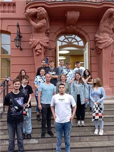 Susanne Müller (Mitte) begrüßte die Sinziger SchülerInnen am Mainzer Landtag.  Foto: privat