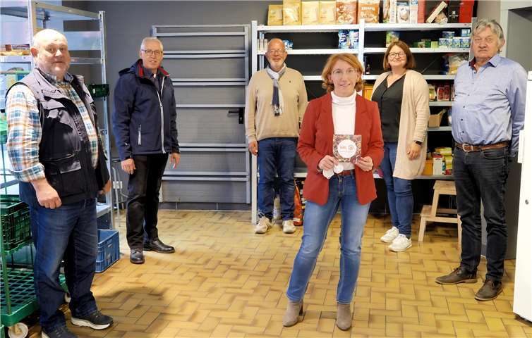 Susanne Müller (Mitte) und zahlreiche Genossen erkundigten sich vor Ort über die Arbeit der „Tafel“. Foto: Wolfgang Seidenfu?