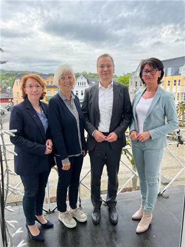 Remagen: Krankenhauserhalt relevant auch für die Sinziger Bürger Susanne Müller, SPD-Landtagsabgeordnete, Pia Wasem, Vorsitzende des Fördervereins Krankenhaus Maria Stern, Bürgermeister Andreas Geron und CDU-Landtagsabgeordnete Petra Schneider (v.l.) unterstützen das Krankenhaus in Remagen. Foto: Stadtverwaltung Sinzig