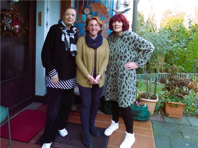 Susanne Müller (SPD) die Künstlerinnen Almuth Leib und Margarete Gebauer. Quelle: Büro von Susanne Müller