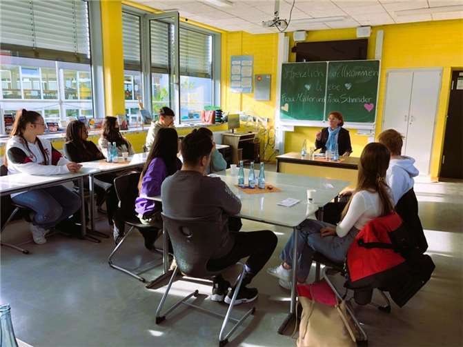 Susanne Müller beantwortete die Fragen der SchülerInnen.  Foto: Büro Susanne Müller