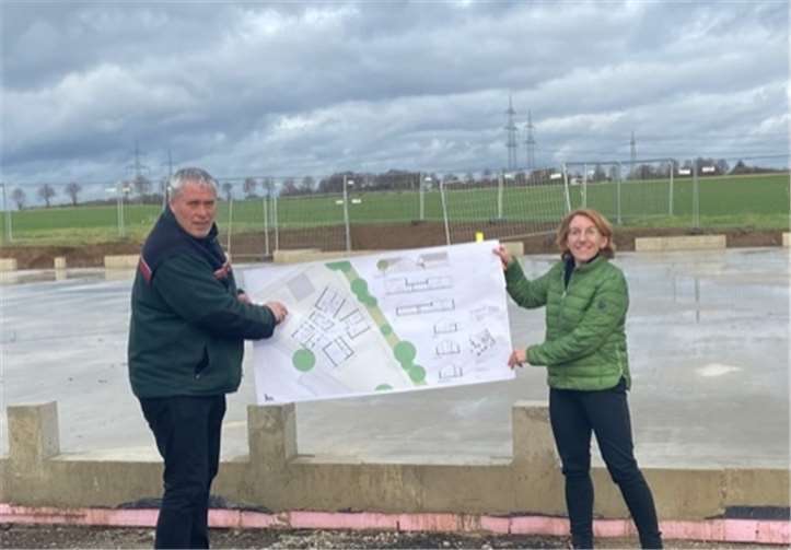 Susanne Müller erkundigte sich vor Ort, bei Walter Schneider, über den Neubau der Kita in Oberlützingen. Foto: privat