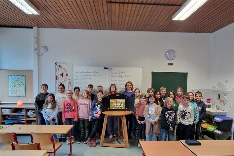 Susanne Müller mit Schüler*innen der 4. Klasse der GS Schalkenbach. Foto: Christina Sönksen