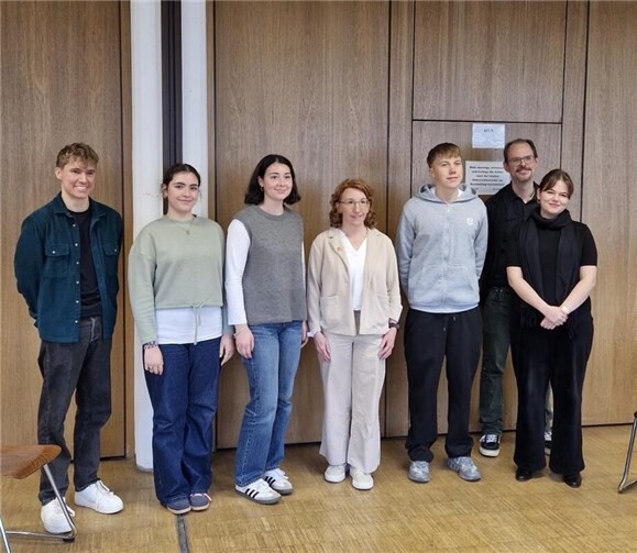 Susanne Müller mit Schüler*innen und Lehrern des Gymnasiums Calvarienberg (v.l.n.r) Hendrik Schönenberg, Eduarda Oliveira, Maria Suru, Susanne Müller, Niklas Hasenberg, Torben Stretz und Selina Bulut. Foto: Christina Sönksen
