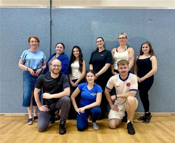Landtagsabgeordnete Susanne Müller besucht die „Magic Majorettes“ in Sinzig Susanne Müller mit den „Magic Majorettes“. Foto: Hannah Uhrmacher