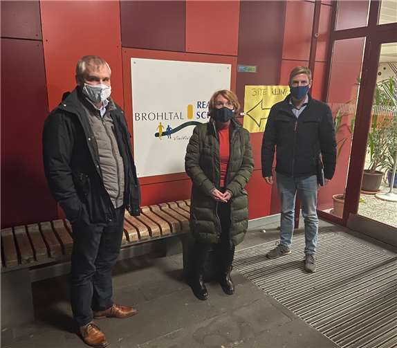 Susanne Müller und Christoph Schmitt mit Schulleiter Timo Djelassi. Foto: privat