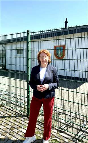 Susanne Müller vor dem Sportplatz in Remagen Kripp.Foto: Christina Sönksen