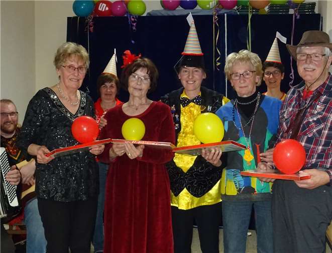 Susanne Nachtsheim (Bildmitte) nahm die Ehrung der fleißigsten Probenbesucher vor. Fotos: WK