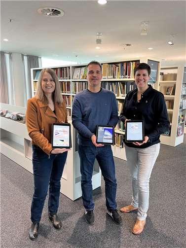 Susanne Ott (li., Direktorin der Stadtbibliothek), Nico Pinger (Wirtschaftsförderung Koblenz) und Katja Kistermann (IKS Mittelrhein Software), freuen sich über die positive Resonanz der Kinder.