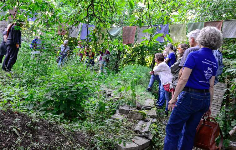 Susanne Piwecki erklärte mit den Teilnehmer ihr grünes Reich. Foto: Naturschutzinitiative e.V. (NI)