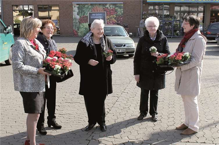 Susanne Sicher (links) und Gisela Hein (rechts) verteilten Blumen an Verkäuferinnen und Kundinnen.privat