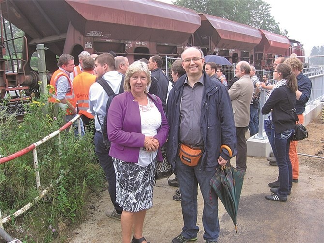 Susanne Sicher und Werner Albrecht vor der Bahnunterführung am Klausenweg in Witterschlick. privat