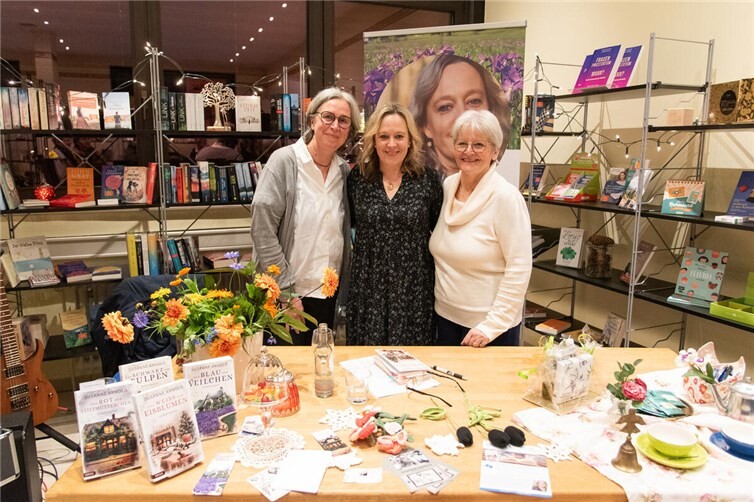 Susanne Siemon-Meffert (links) und Ursula Ewens (rechts) haben die Lesereihe “Geschichten, die bleiben – Lesungen im Klosterladen“ auf dem Waldbreitbacher Klosterberg initiiert. Mitte November war die Koblenzer Autorin Susanne Arnold (Mitte) zu Gast.Fotos: Christian Belz