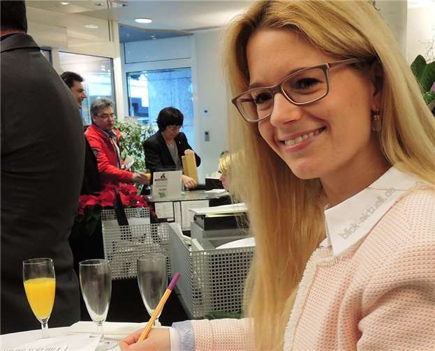 Susanne Tack, Prokuristin des Krupp-Verlages, schrieb gerne ein paar nette Worte in das ausliegende Gästebuch.