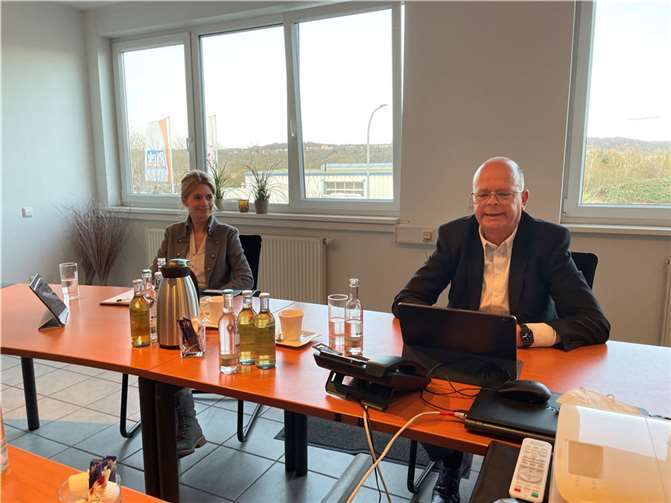 Susanne Tack und Hermann Krupp interessieren sich für die Zukunft der VG Rhein-Mosel. .Foto: ROB