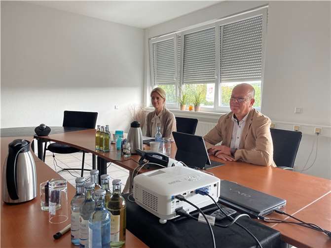 Susanne Tack und Hermann Krupp interessieren sich für die Zukunft des Kreises.Foto: ROB