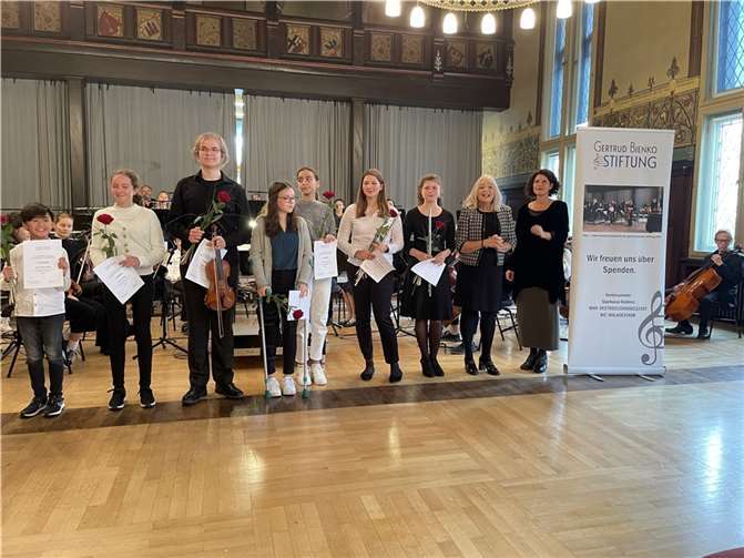 Susanne Terhorst, Vorstandsvorsitzende der Gertrud-Bienko-Stiftung (v. re.) sowie die Kulturdezernentin und Vorsitzende des Stiftungsrats Dr. Margit Theis-Scholz gratulierten den glücklichen Stipendiaten.  Foto: Gertrud Bienko Stiftung